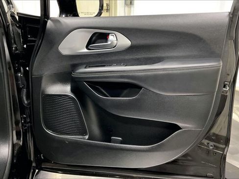 Used 2025 Chrysler Pacifica Limited FWD image 24