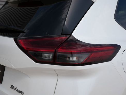Used 2024 Nissan Rogue SV AWD/4WD image 9