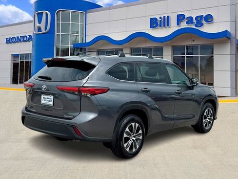 Used 2023 Toyota Highlander XLE image 4