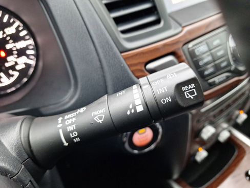 Used 2020 Nissan Pathfinder Platinum image 23