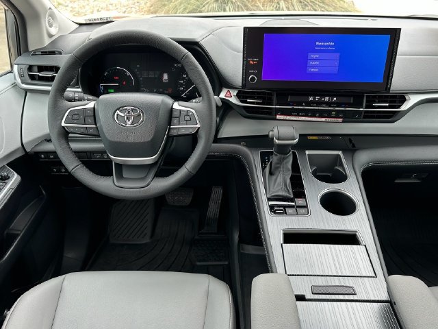 Used 2026 Toyota Sienna XLE FWD image 10