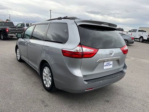 Used 2017 Toyota Sienna Limited image 11