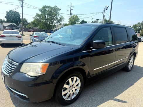 Used 2013 Chrysler Town & Country Touring image 5