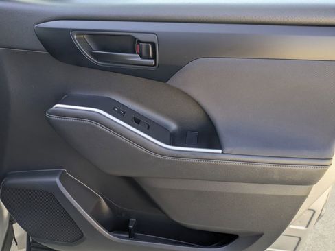 Used 2023 Toyota Highlander L image 34