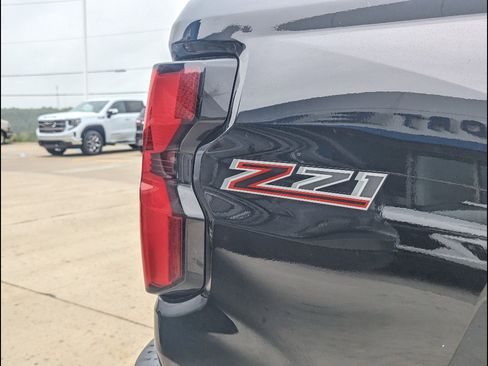 Used 2025 Chevrolet Colorado Z71 w/ Z71 Convenience Package 2 AWD/4WD image 11