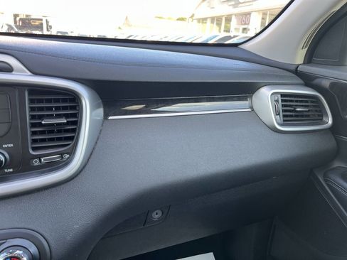 Used 2017 Kia Sorento L image 29