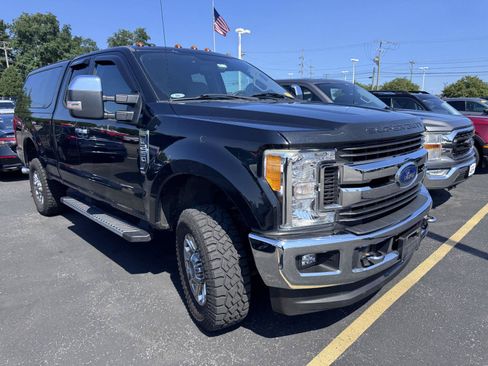 Used 2017 Ford F250 XLT w/ XLT Premium Package AWD/4WD image 3