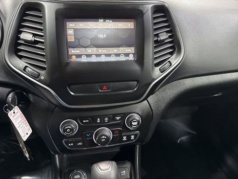 Used 2019 Jeep Cherokee Latitude w/ Popular Appearance Group image 16