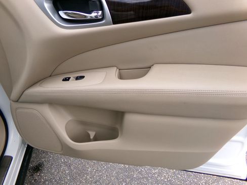 Used 2015 Nissan Pathfinder SL w/ SL Tech Package FWD image 25