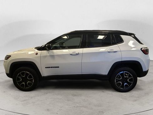 Used 2025 Jeep Compass Trailhawk AWD/4WD image 2