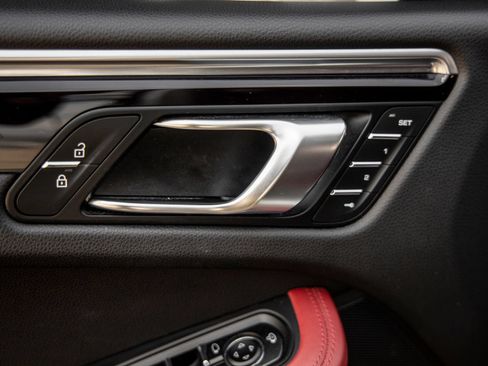 Certified 2023 Porsche Macan AWD/4WD image 21