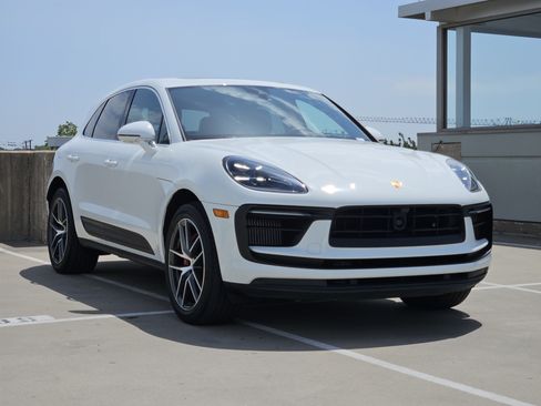 Certified 2023 Porsche Macan S AWD/4WD image 10