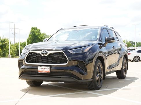 Used 2023 Toyota Highlander L FWD image 4