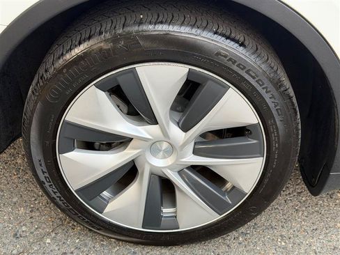 Used 2024 Tesla Model Y Long Range AWD/4WD image 16