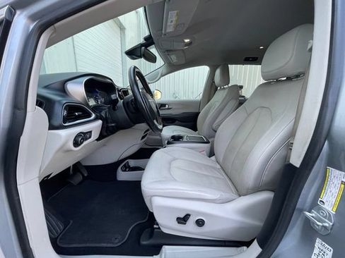 Used 2021 Chrysler Pacifica Touring-L FWD image 7