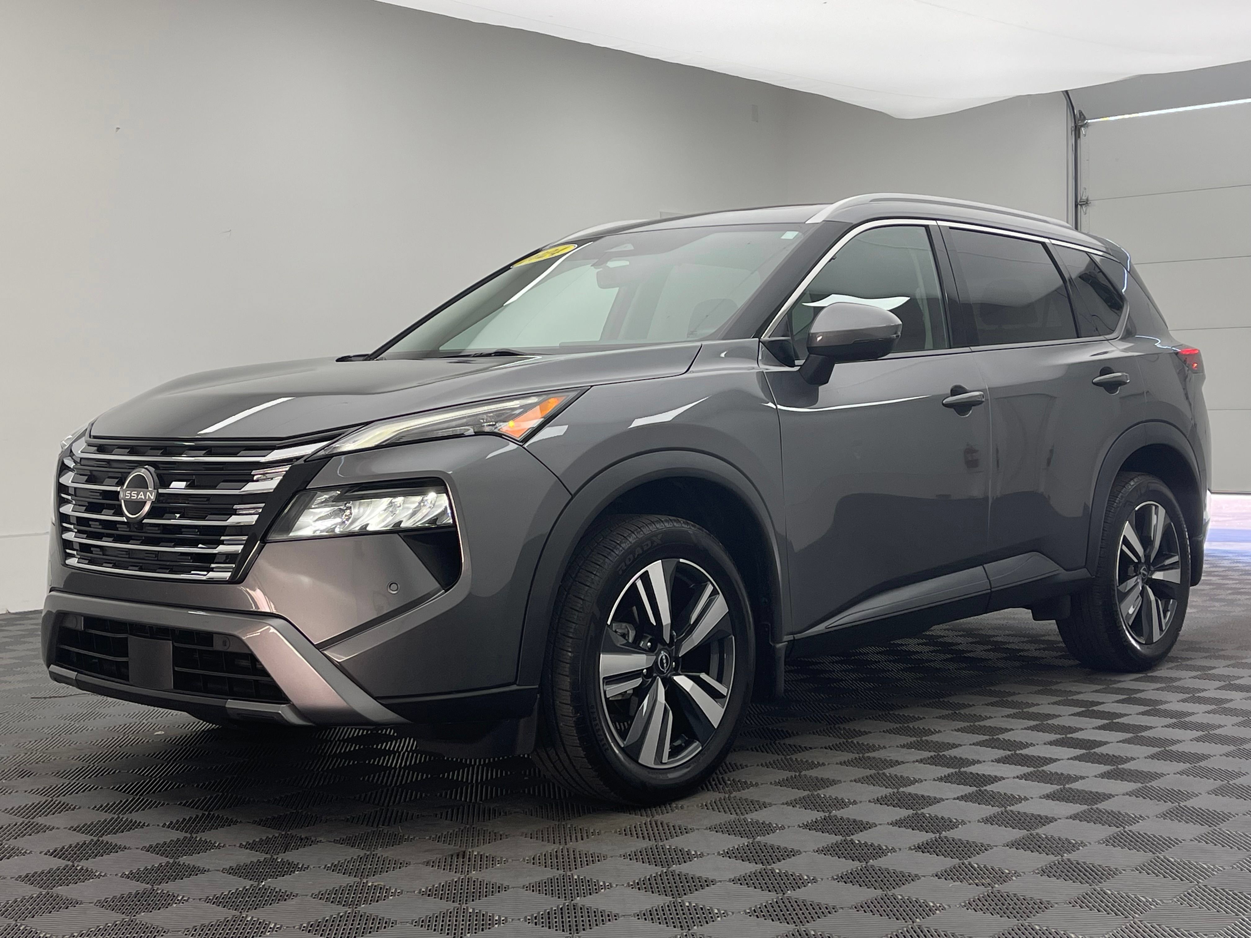 Used 2024 Nissan Rogue SL w/ SL Premium Package FWD image 2