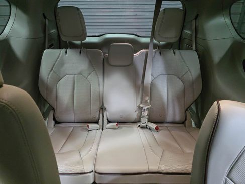 Used 2017 Chrysler Pacifica Limited image 28