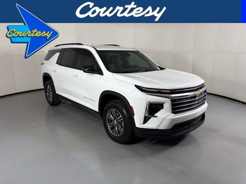 Used 2025 Chevrolet Traverse LT AWD/4WD image 1