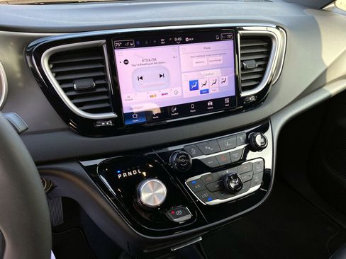 Used 2025 Chrysler Pacifica Select image 14