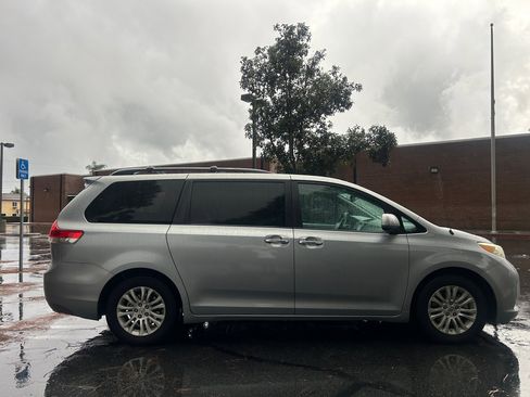 Used 2012 Toyota Sienna XLE image 6