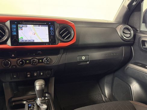 Used 2018 Toyota Tacoma TRD Off-Road AWD/4WD image 17