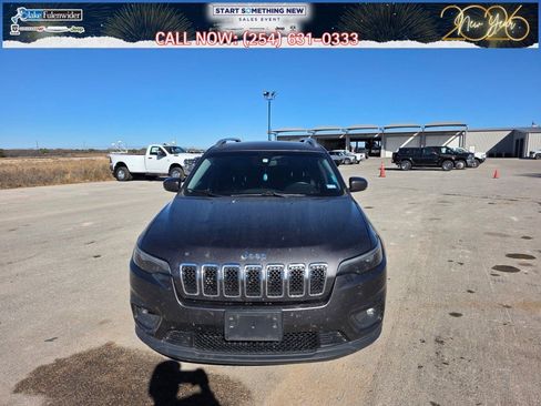 Used 2019 Jeep Cherokee Latitude Plus w/ Comfort/Convenience Group image 2