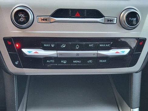 Used 2021 Ford Explorer XLT w/ Equipment Group 202A image 17