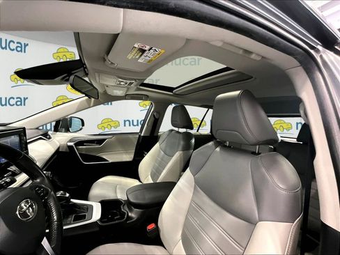 Used 2022 Toyota RAV4 XLE Premium image 21