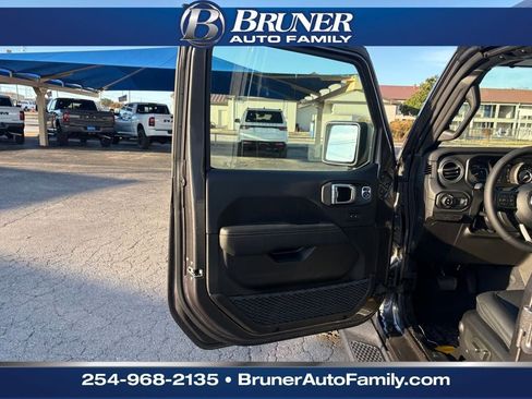 New 2026 Jeep Gladiator Sport image 10