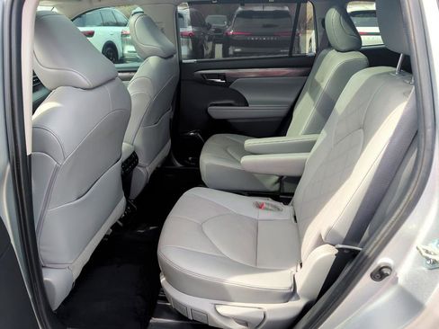 Used 2021 Toyota Highlander Platinum image 9