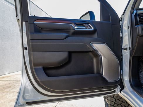 Used 2025 GMC Sierra 3500 Denali w/ Denali Reserve Package image 36