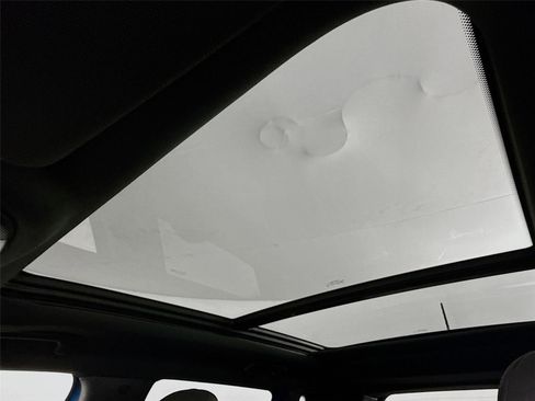 Used 2023 Jeep Compass Latitude w/ Sun and Sound Group image 17