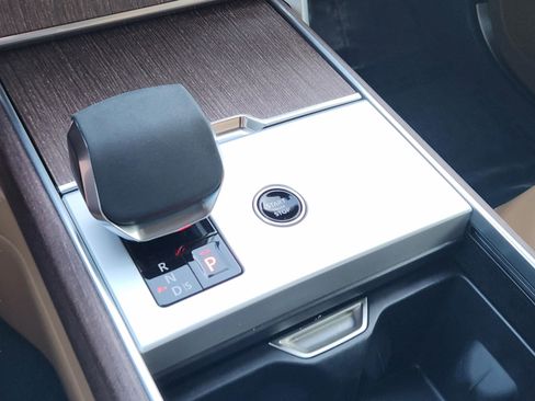 Used 2025 Land Rover Range Rover SE image 19