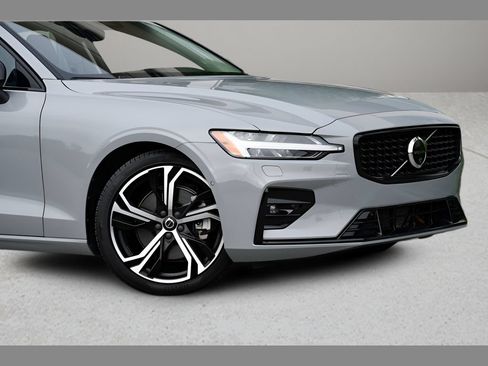 Used 2024 Volvo S60 B5 Plus AWD/4WD image 10