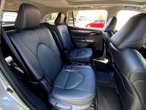 Used 2025 Toyota Highlander Platinum image 16