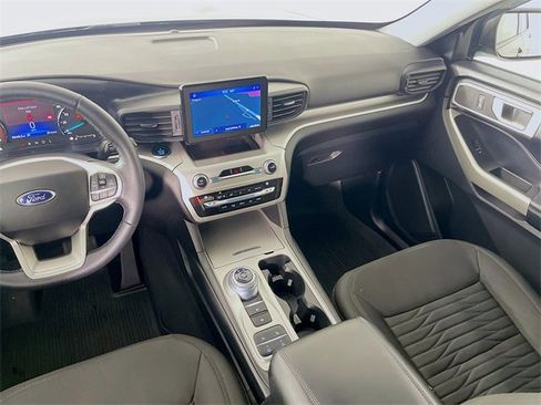 Used 2021 Ford Explorer XLT image 25