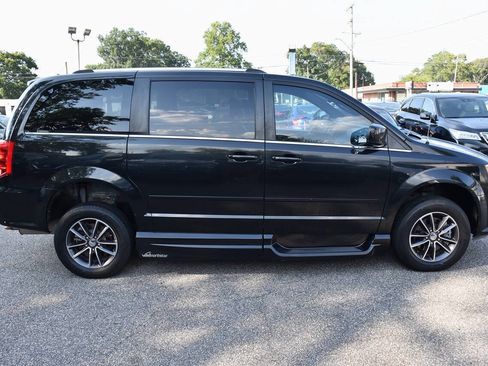 Used 2017 Dodge Grand Caravan SXT FWD image 7