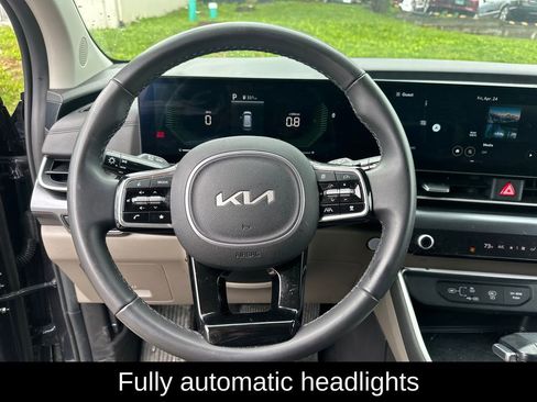 Used 2025 Kia Carnival FWD image 15