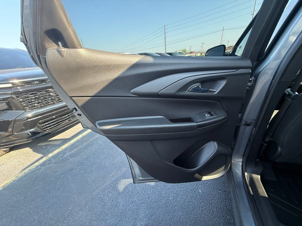 Used 2021 Chevrolet TrailBlazer RS w/ Sun and Liftgate Package FWD image 18