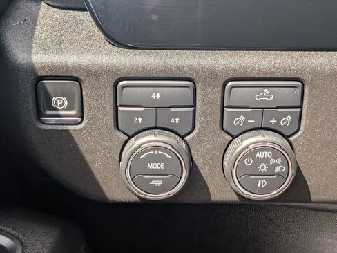 Used 2025 Chevrolet Silverado 2500 LT w/ Convenience Package image 26