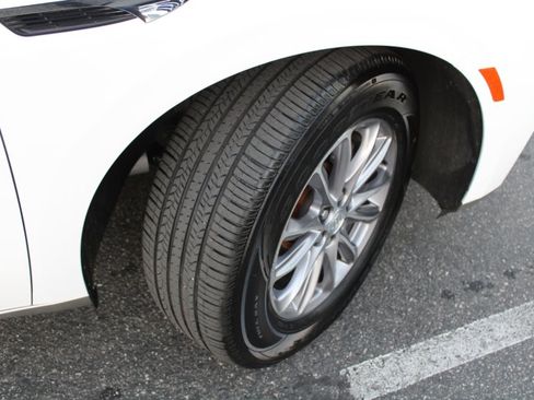 Used 2022 Buick Enclave Essence image 19