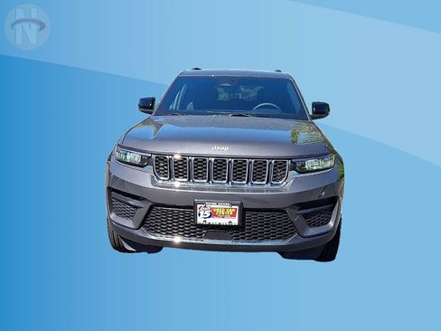 Used 2024 Jeep Grand Cherokee Laredo w/ Luxury Tech Group I AWD/4WD image 3