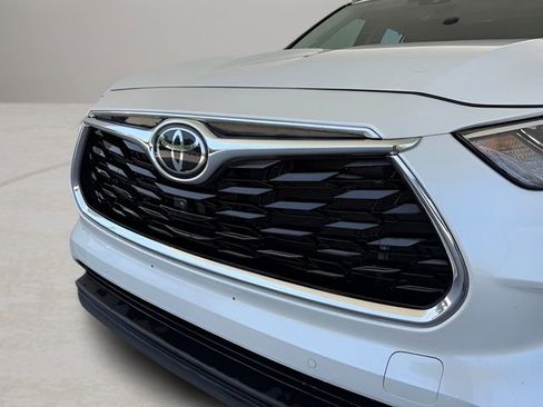 Used 2022 Toyota Highlander Limited FWD image 2
