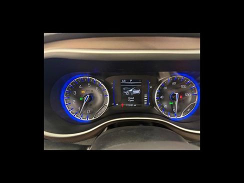 Used 2018 Chrysler Pacifica Touring-L FWD image 15