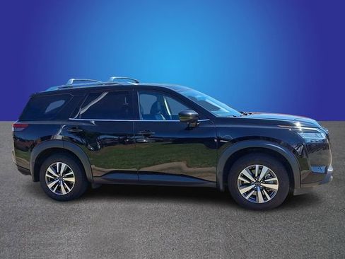 Used 2024 Nissan Pathfinder SL w/ Black Appearance Package AWD/4WD image 3