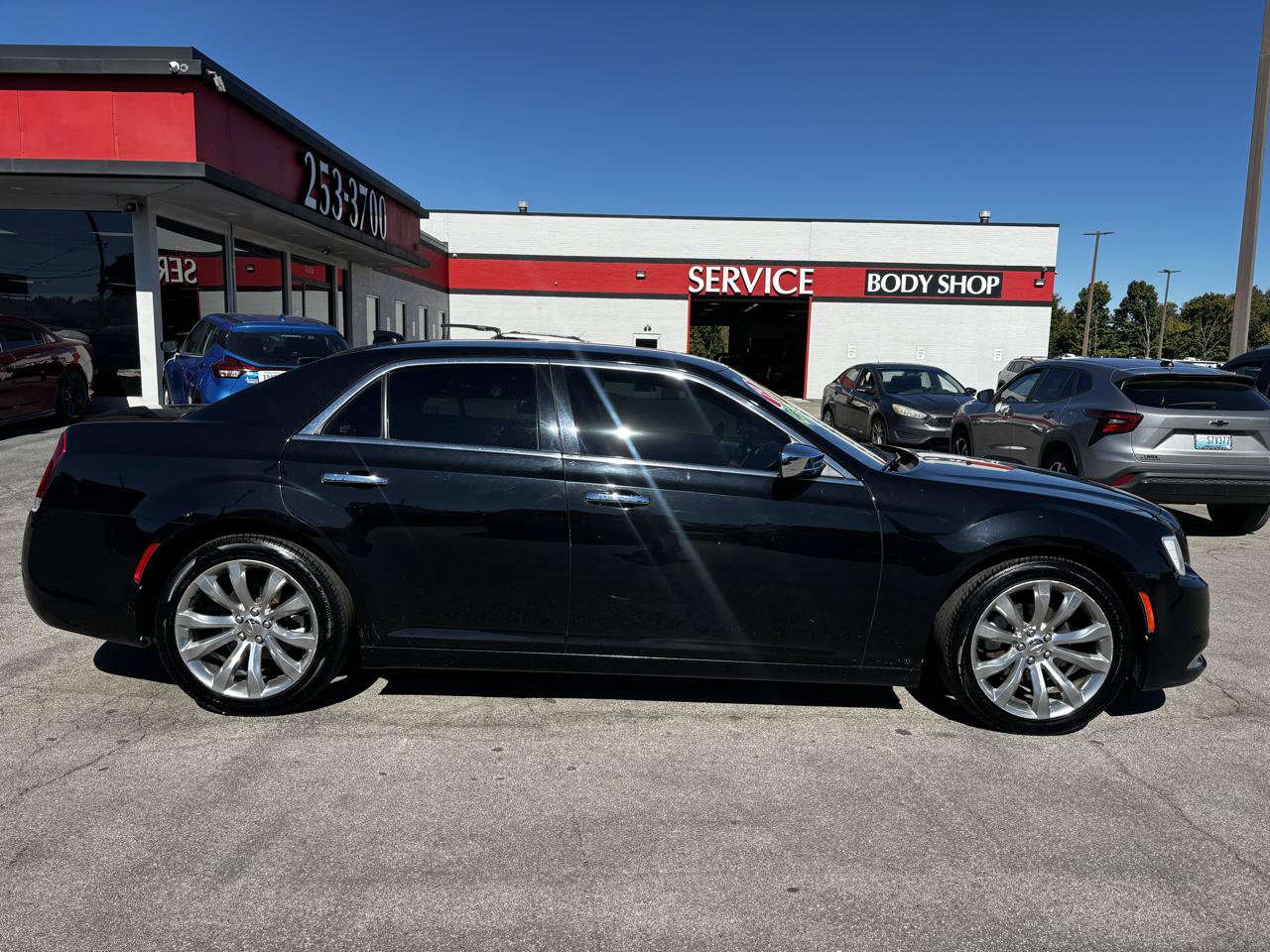 Used 2019 Chrysler 300 Limited RWD image 2