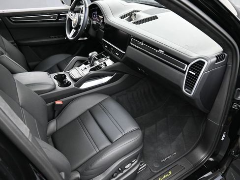 Used 2023 Porsche Cayenne Turbo S image 33