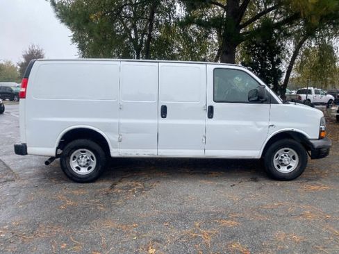 Used 2018 Chevrolet Express 2500 image 6