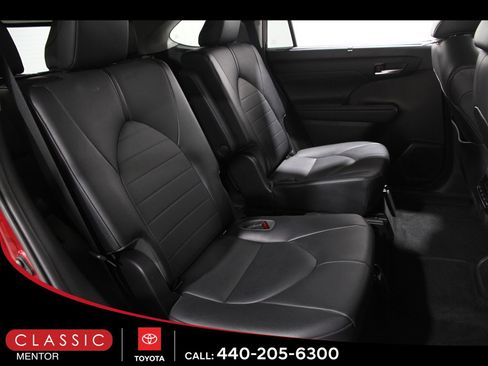 Used 2020 Toyota Highlander XLE image 17