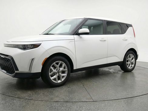 Used 2025 Kia Soul LX w/ LX Technology Package FWD image 3